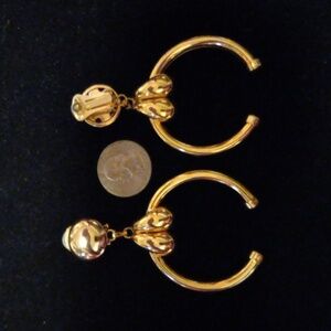 VIntage gold tone earrings. Very unusual design that really catches the eye!